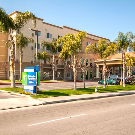 Holiday Inn Express & Suites Bakersfield Central By Ihg Exterior photo