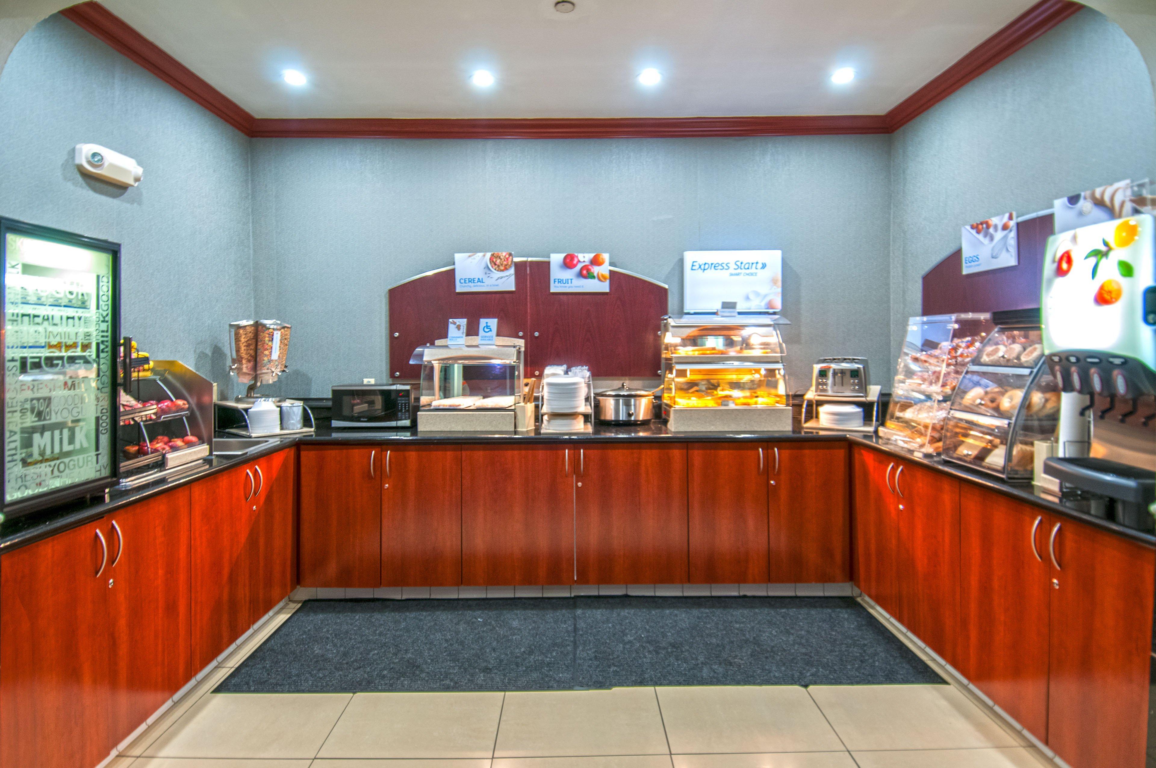 Holiday Inn Express & Suites Bakersfield Central By Ihg Exterior photo