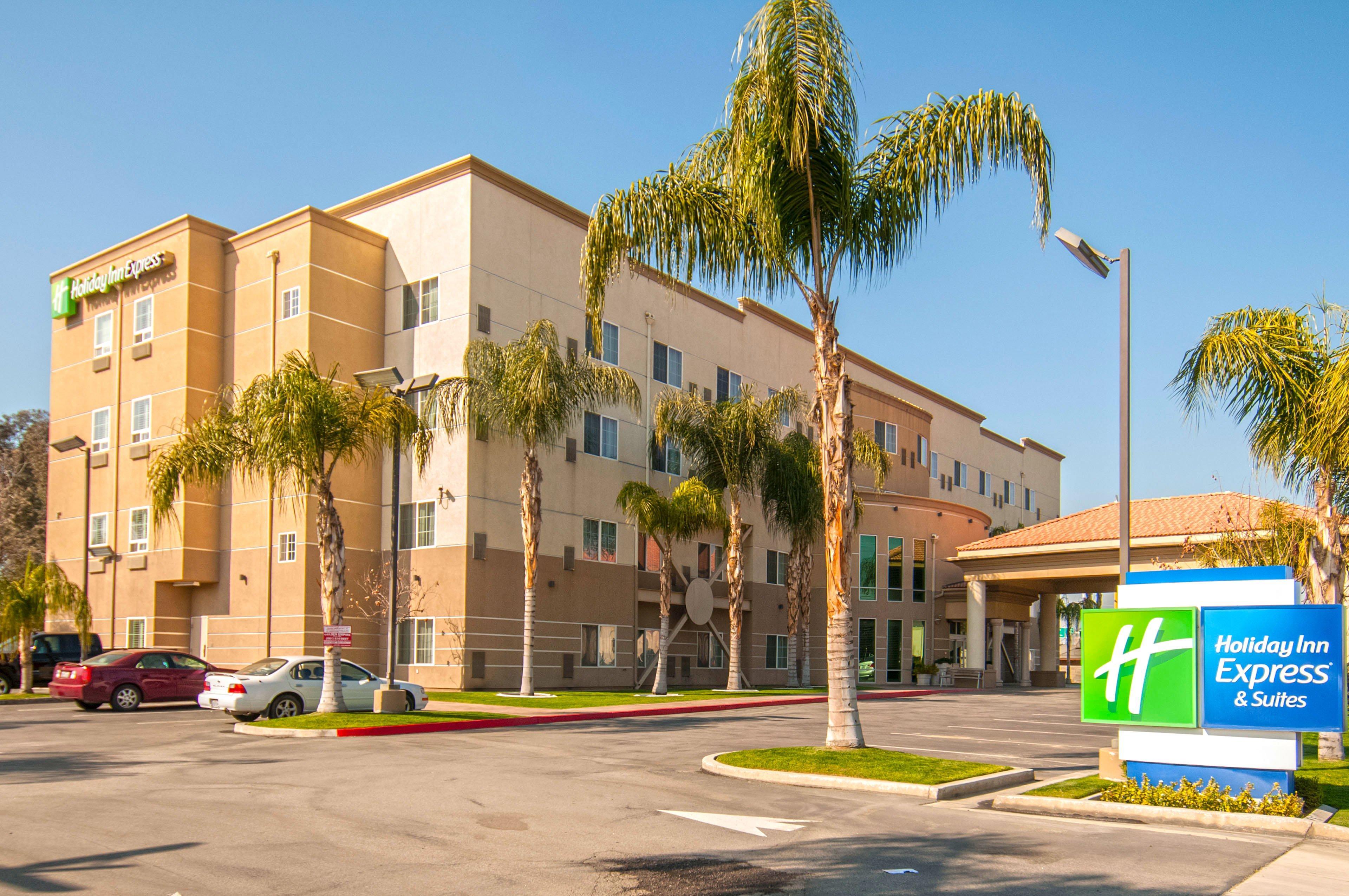 Holiday Inn Express & Suites Bakersfield Central By Ihg Exterior photo