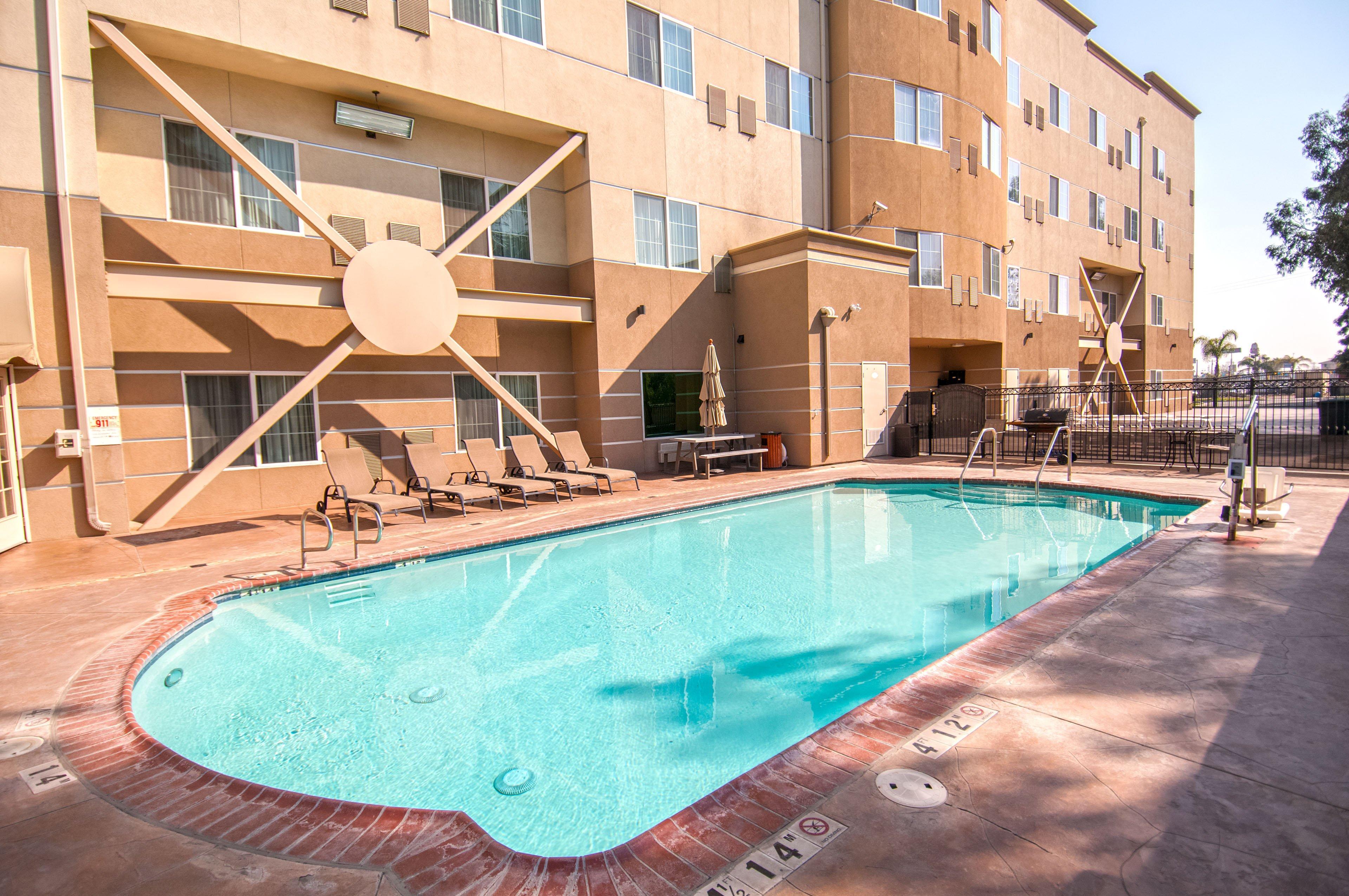 Holiday Inn Express & Suites Bakersfield Central By Ihg Exterior photo