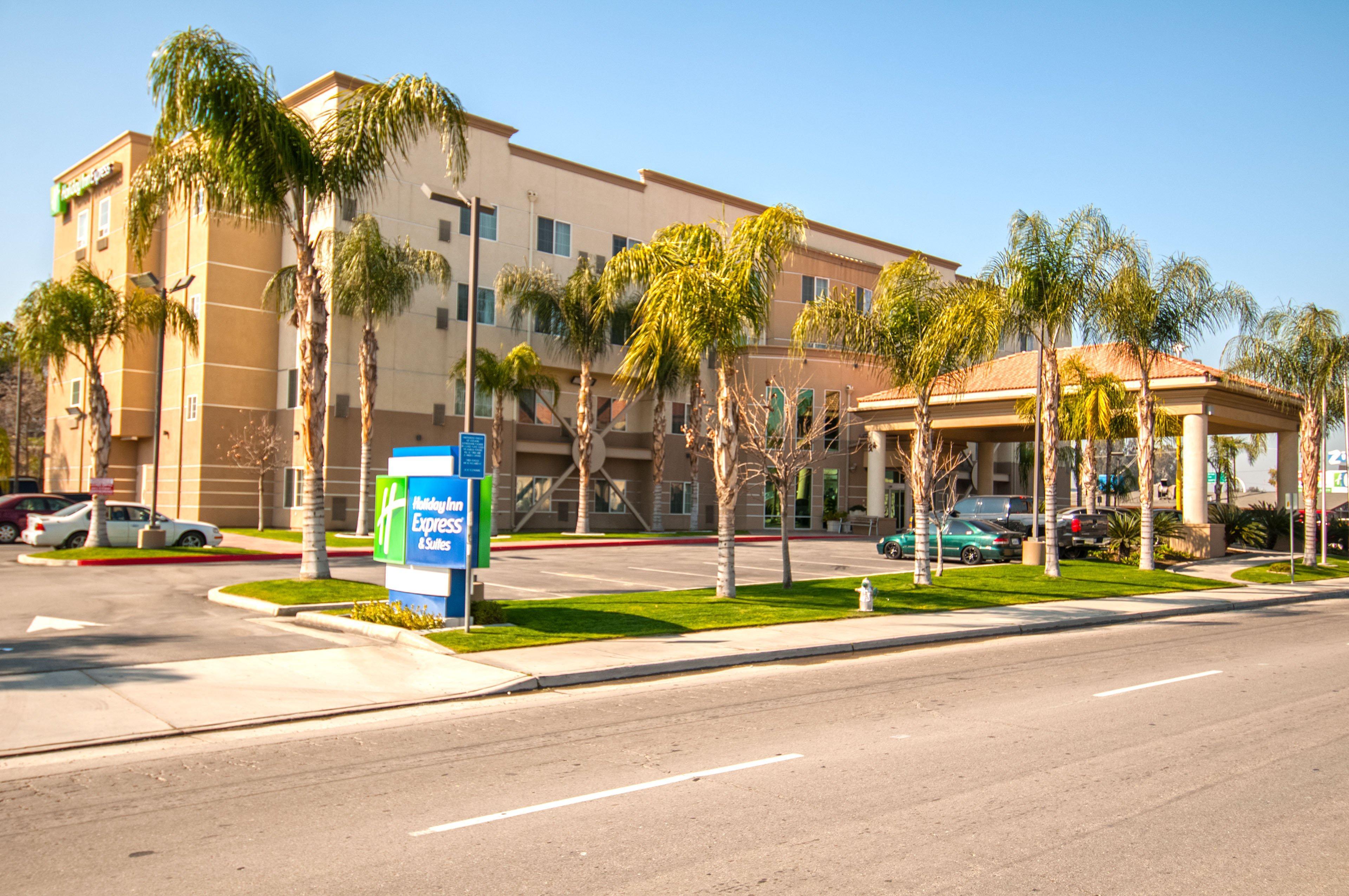 Holiday Inn Express & Suites Bakersfield Central By Ihg Exterior photo