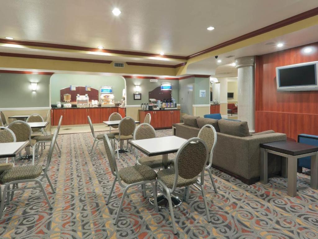 Holiday Inn Express & Suites Bakersfield Central By Ihg Exterior photo