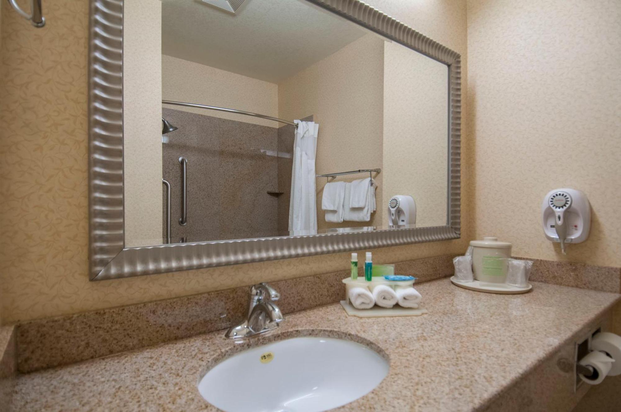 Holiday Inn Express & Suites Bakersfield Central By Ihg Exterior photo