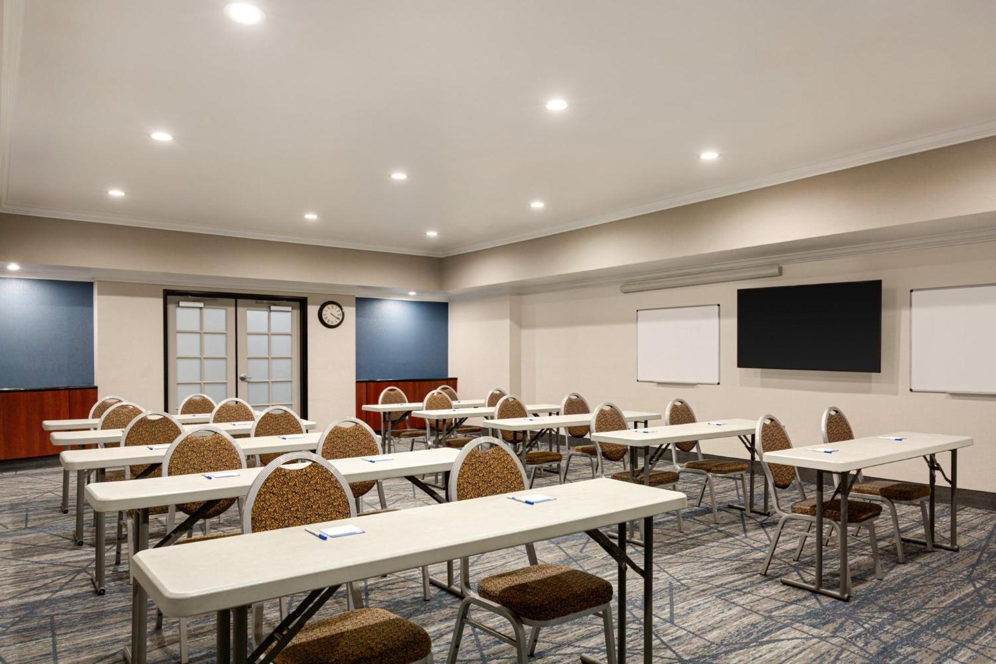 Holiday Inn Express & Suites Bakersfield Central By Ihg Exterior photo