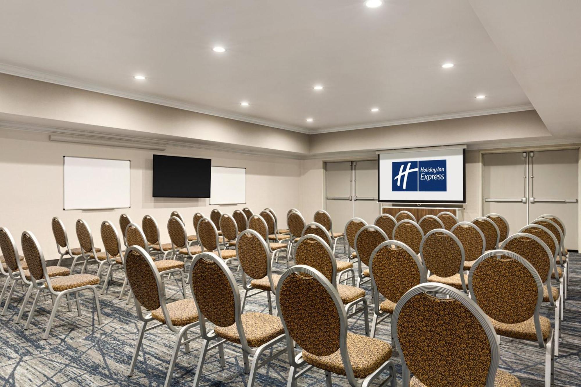 Holiday Inn Express & Suites Bakersfield Central By Ihg Exterior photo