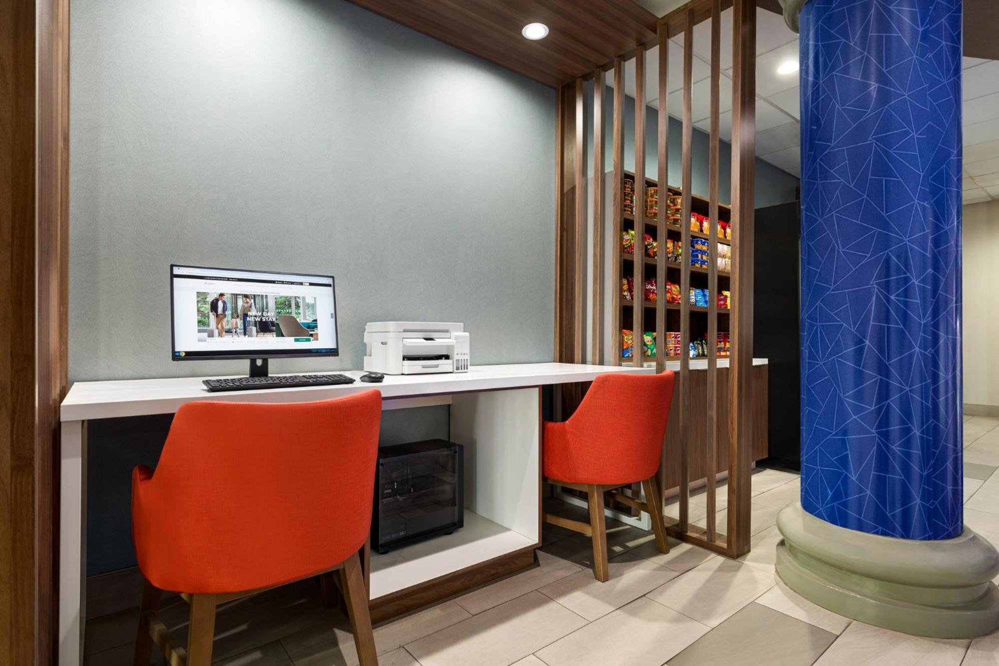 Holiday Inn Express & Suites Bakersfield Central By Ihg Exterior photo