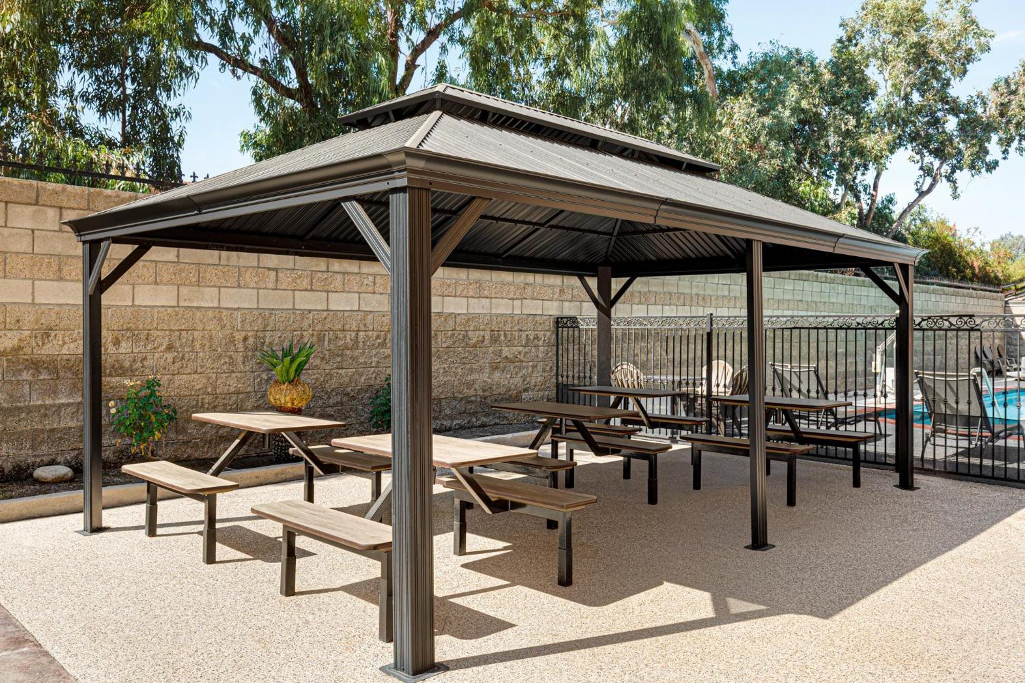 Holiday Inn Express & Suites Bakersfield Central By Ihg Exterior photo