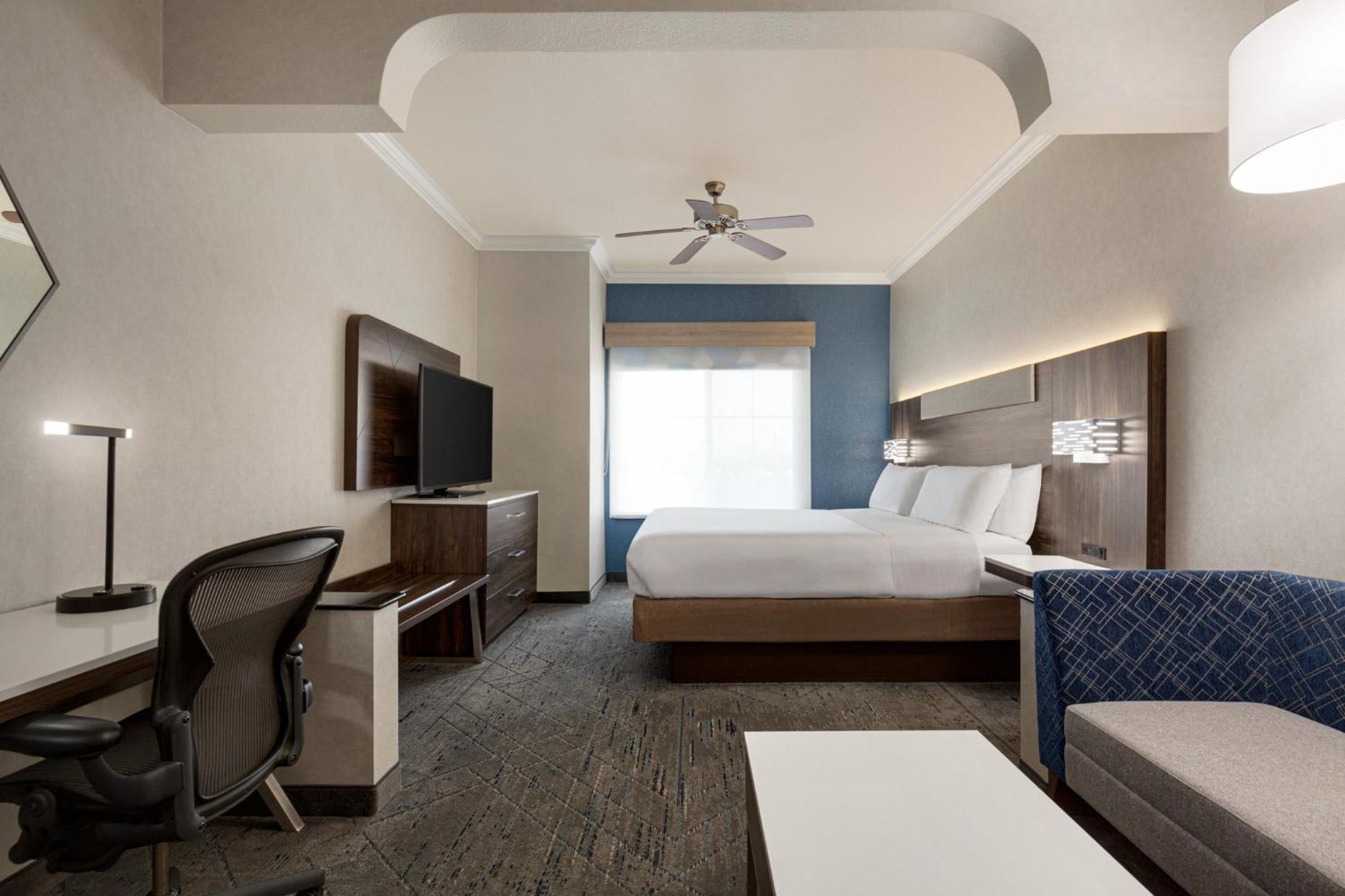 Holiday Inn Express & Suites Bakersfield Central By Ihg Exterior photo