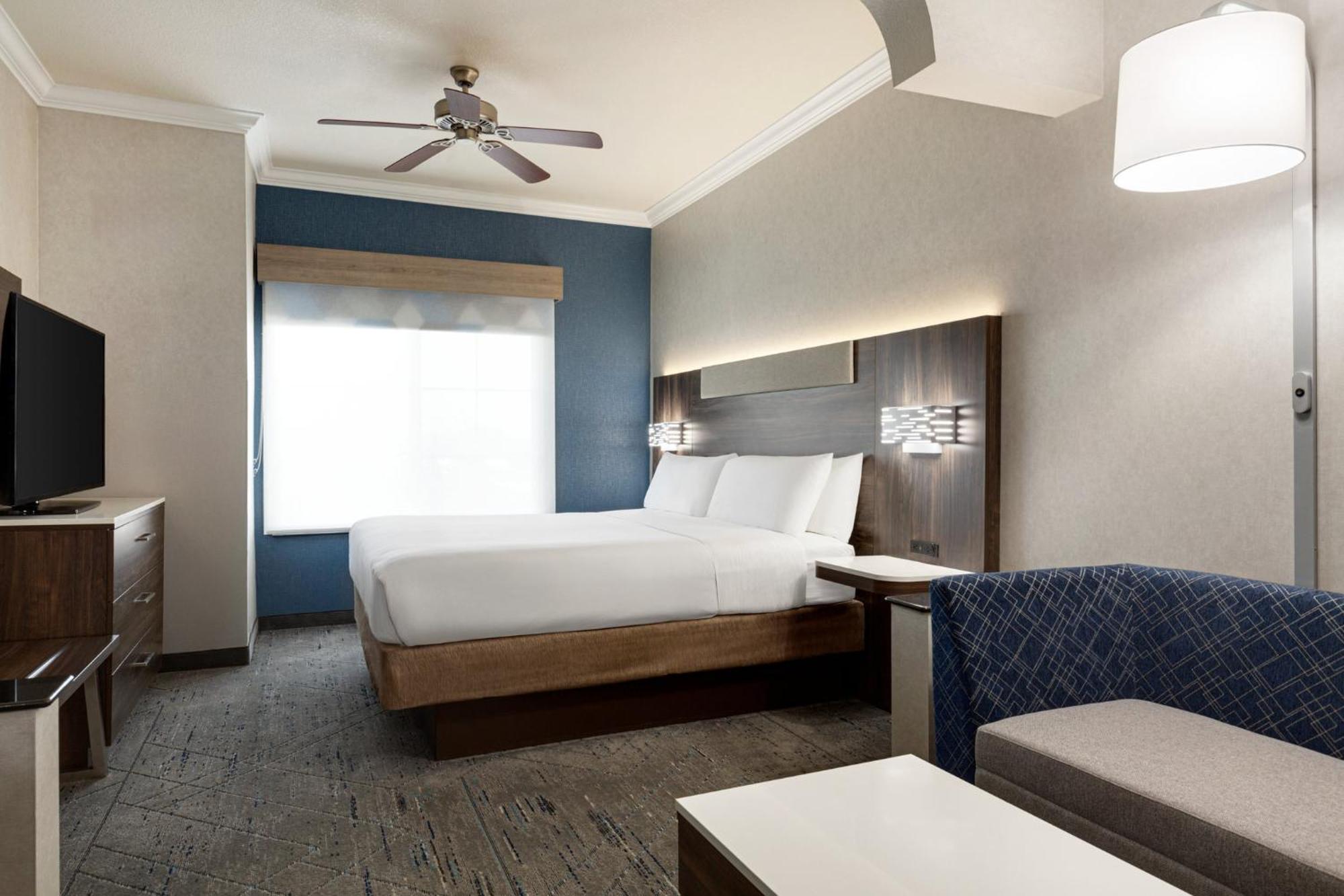 Holiday Inn Express & Suites Bakersfield Central By Ihg Exterior photo