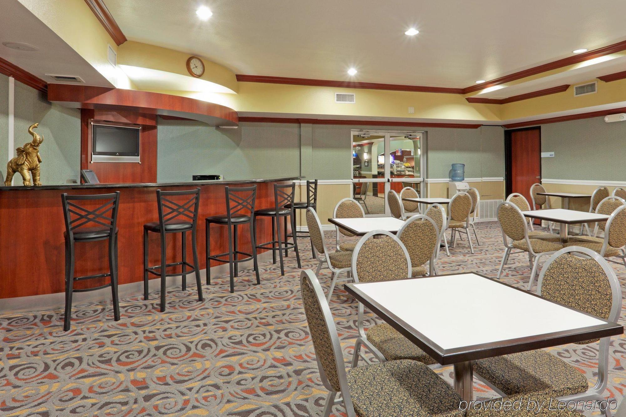 Holiday Inn Express & Suites Bakersfield Central By Ihg Restaurant photo