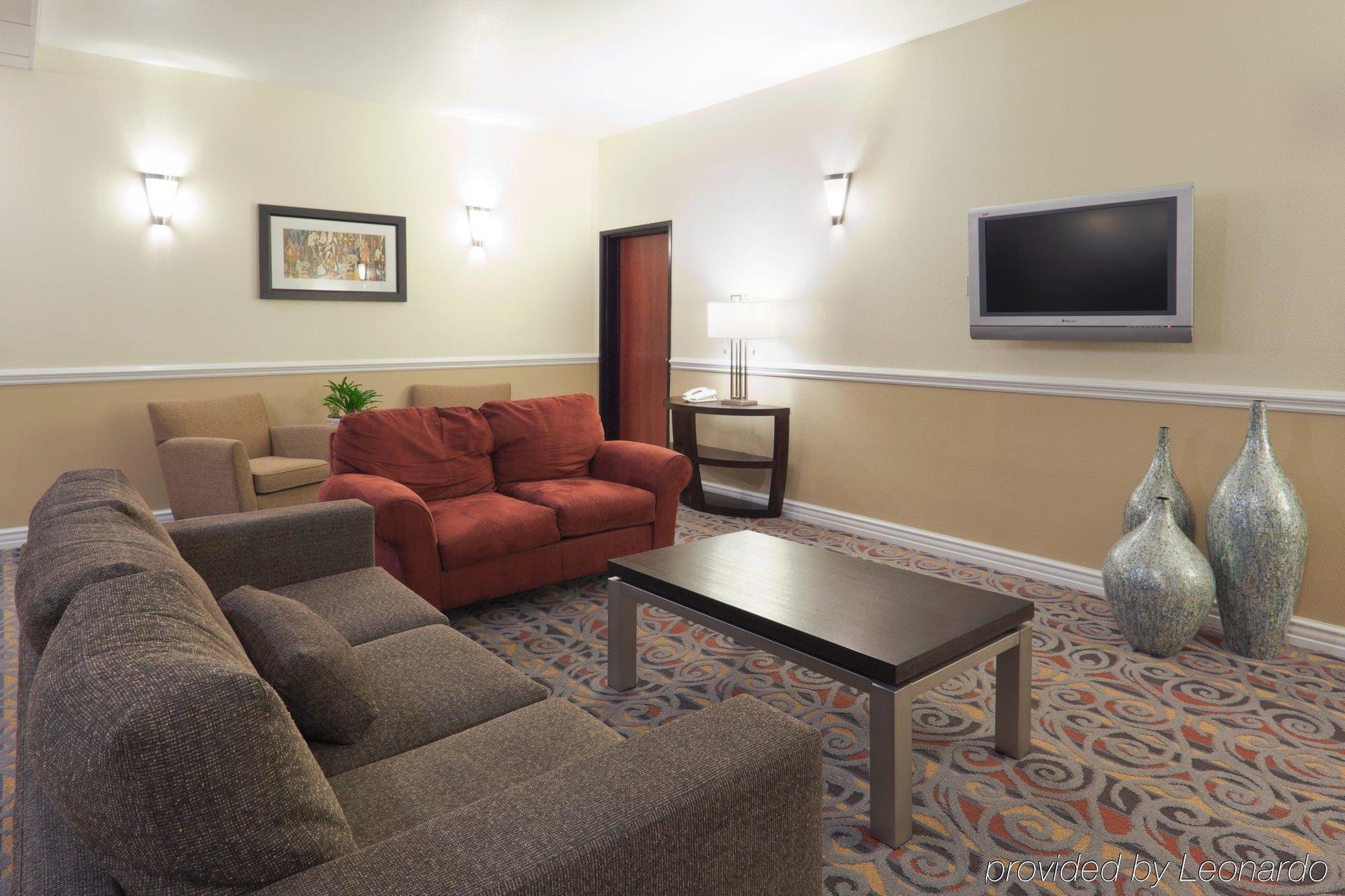 Holiday Inn Express & Suites Bakersfield Central By Ihg Room photo