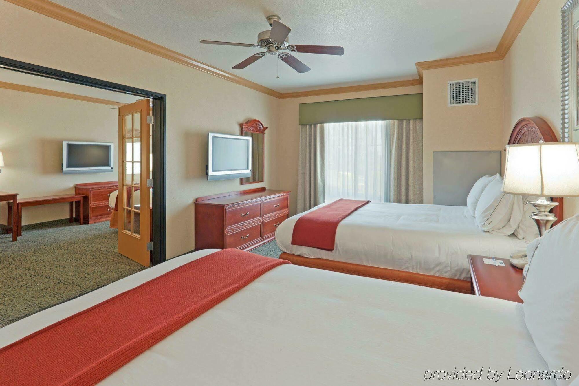 Holiday Inn Express & Suites Bakersfield Central By Ihg Room photo